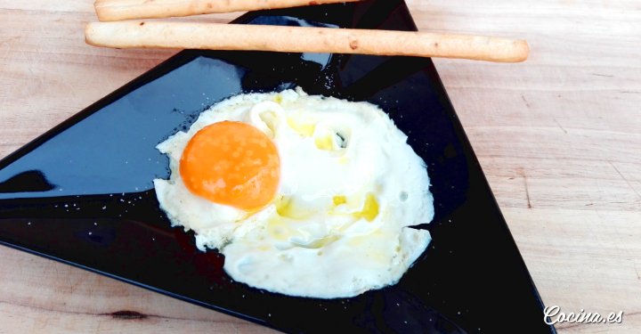 Cómo hacer un huevo frito en el microondas, muy fácil